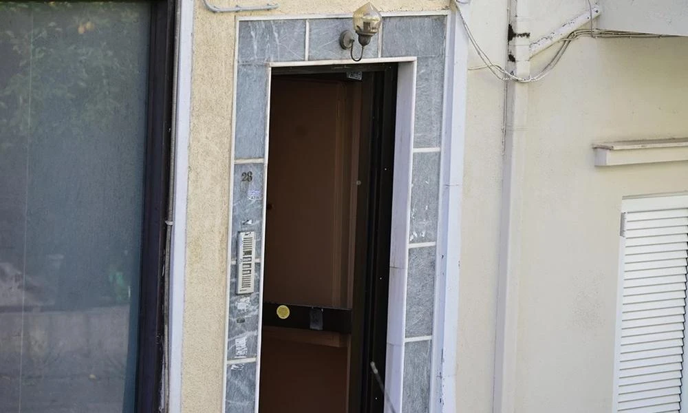 Ηλιούπολη – Βρέθηκε γυμνός πάνω στο κρεβάτι της μητέρας του (βίντεο)